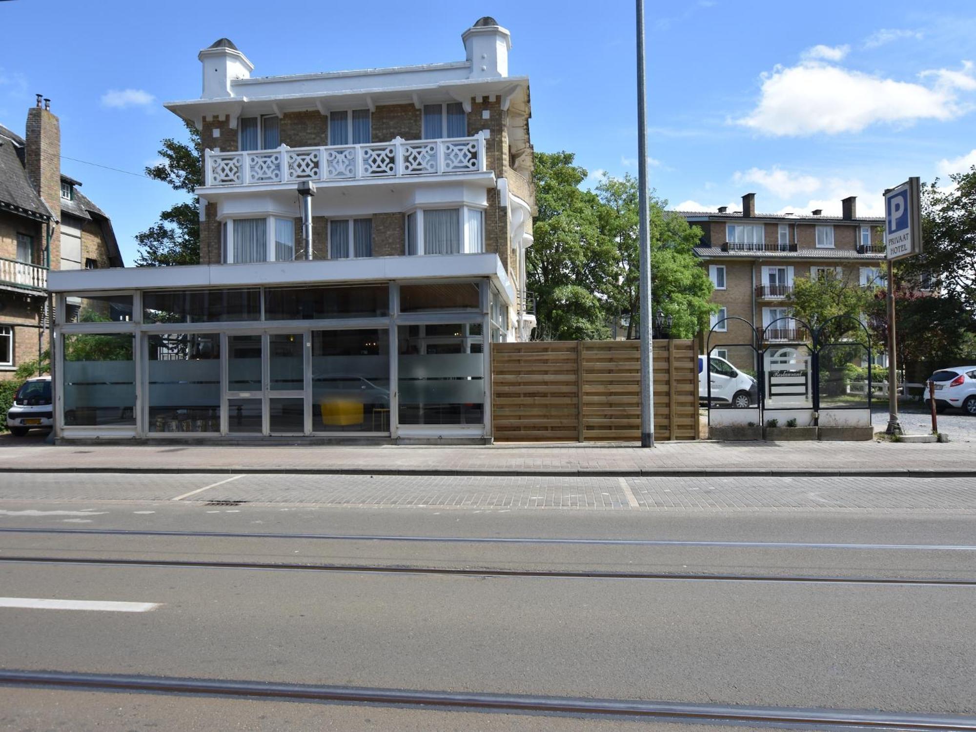 Former Hotel In The Centre And At 50 Metres From The Beach In Panne De Panne Exterior foto