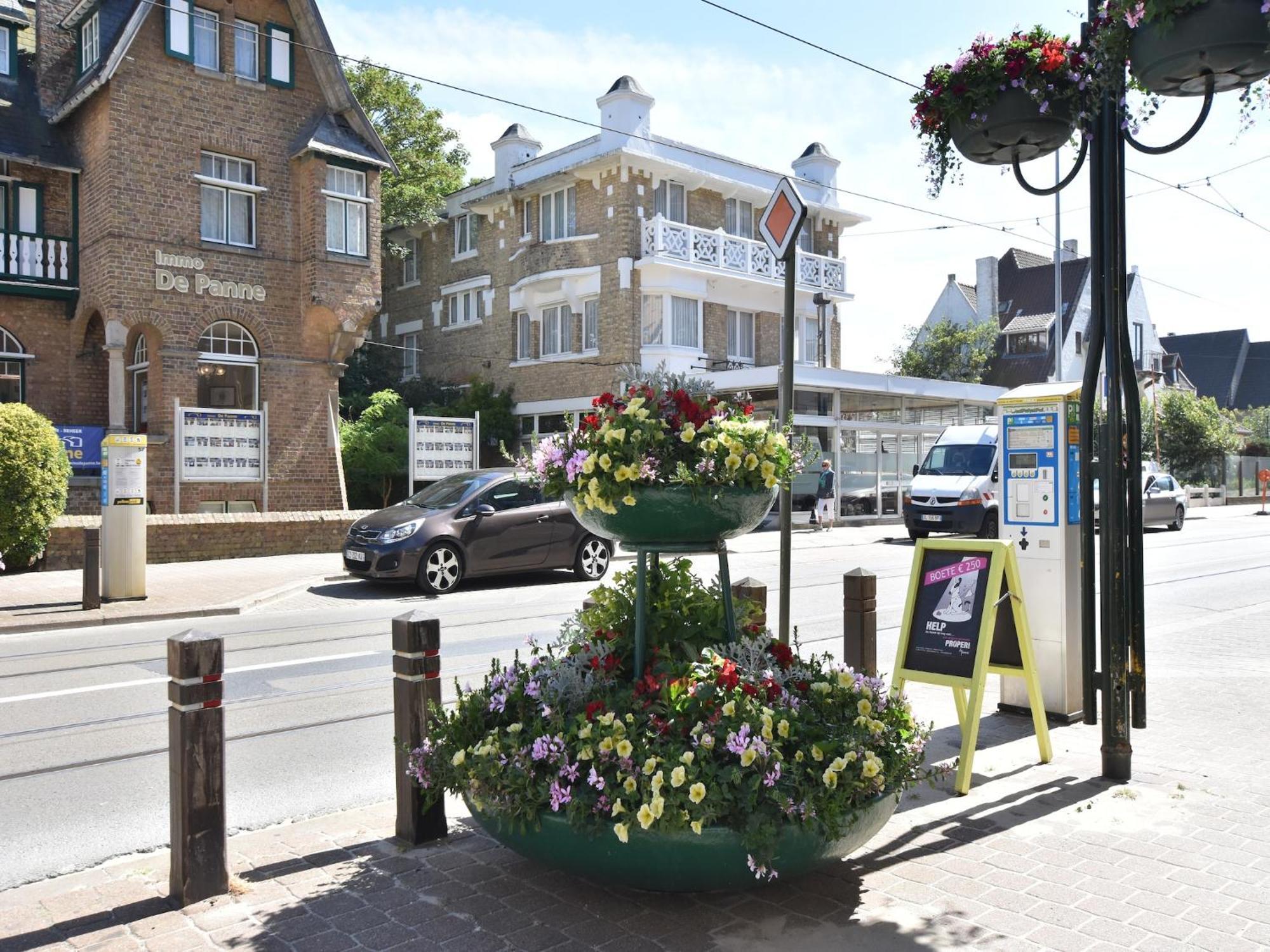 Former Hotel In The Centre And At 50 Metres From The Beach In Panne De Panne Exterior foto