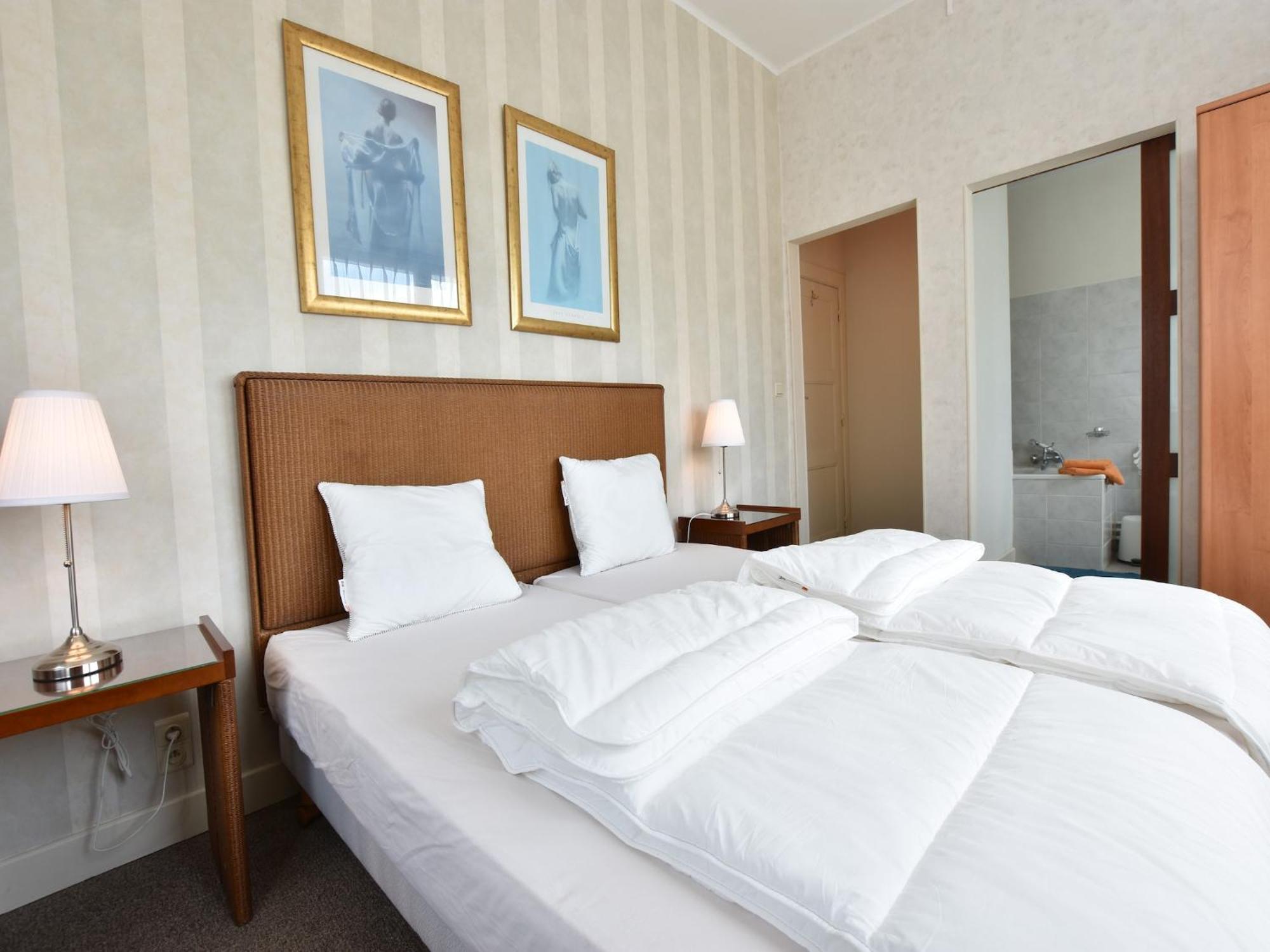 Former Hotel In The Centre And At 50 Metres From The Beach In Panne De Panne Exterior foto
